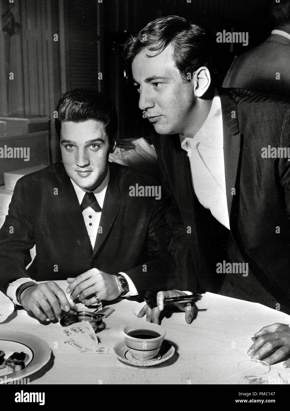 Elvis Presley und Bobby Darin in einem Restaurant in Las Vegas, Nevada, um 1960 Datei Referenz # 33595 129 THA Stockfoto Elvis Presley und Bobby Darin in einem Restaurant in Las Vegas, Nevada, um 1960 Datei Referenz # 33595 129 THA Stockfoto