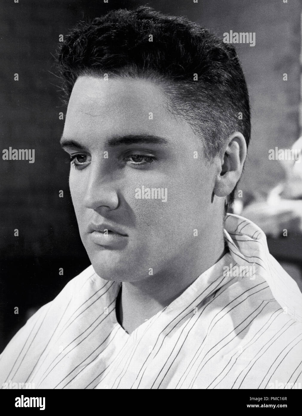 Armee Rekrutieren Elvis Presley Sitzt Fur Einen Haarschnitt