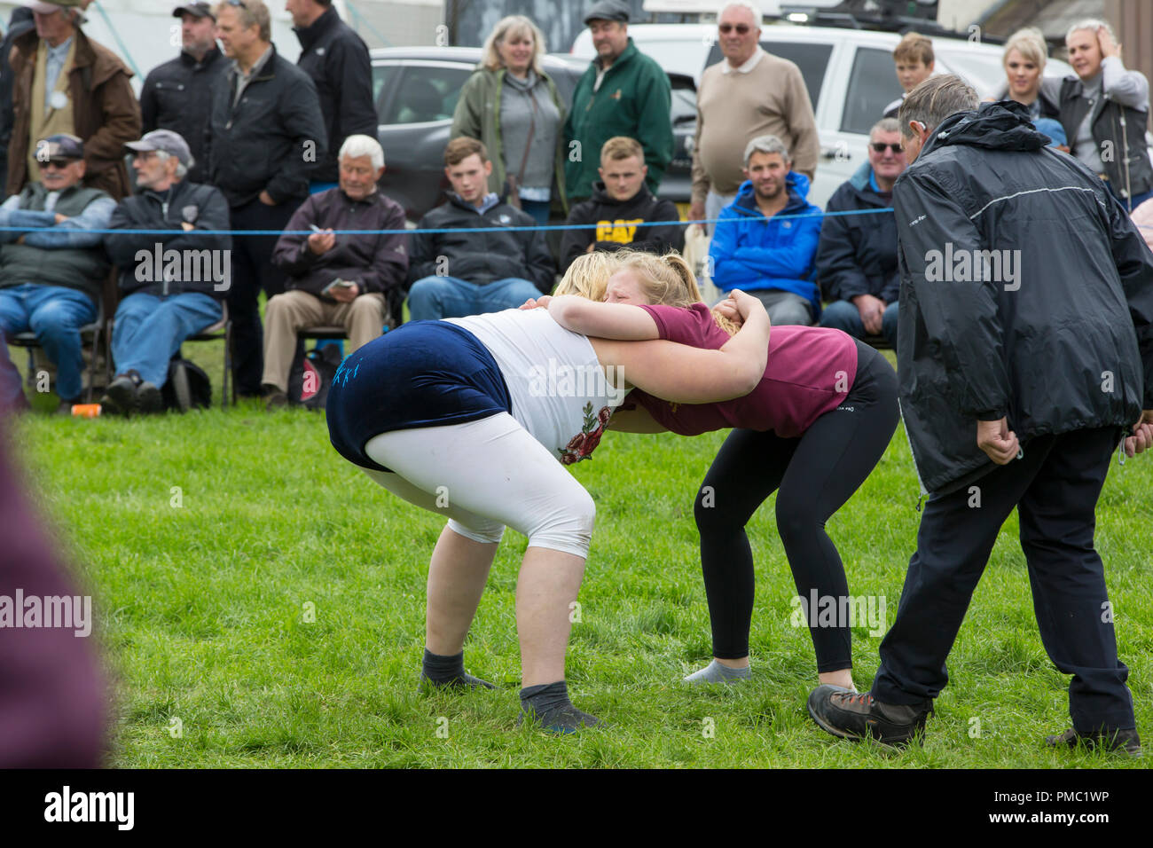 Frauen Cumberland wrestling am Westmorland County, in der Nähe von Kendal, Cumbria, Großbritannien. Stockfoto