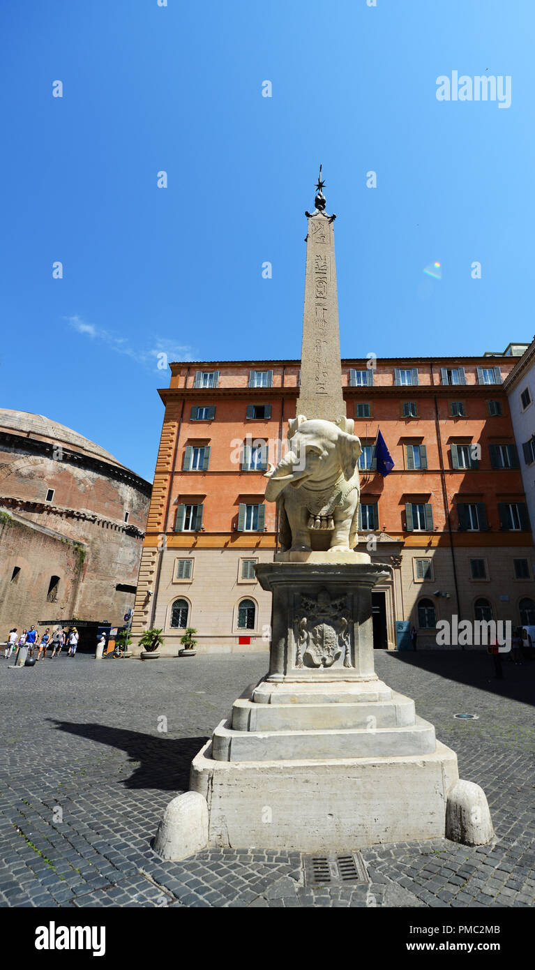 Der Marmor Elefant Skulptur und der Ägyptische Obelisk auf der Piazza Della Minerva in Rom. Stockfoto