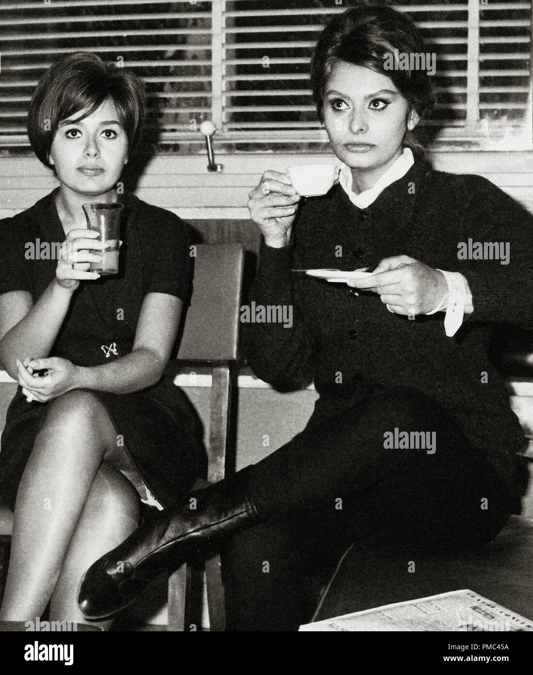Sophia Loren mit ihrer Schwester Anna Maria Villani Scicolone (aka Anna Maria Mussolini), ca. 1961 Datei Referenz # 33536 052 THA Stockfoto