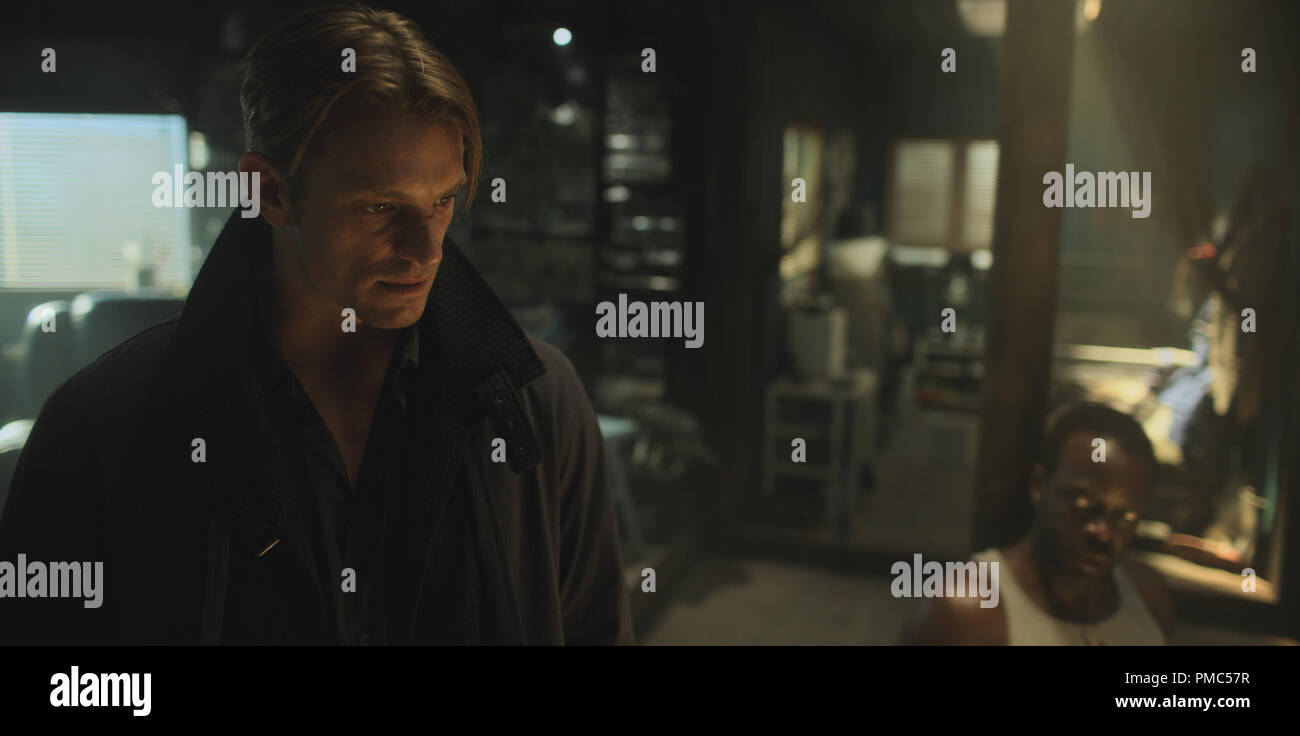 Joel Kinnaman, Ato Essandoh, 1' verändert Carbon' Saison 1 (2018) Netflix Stockfoto