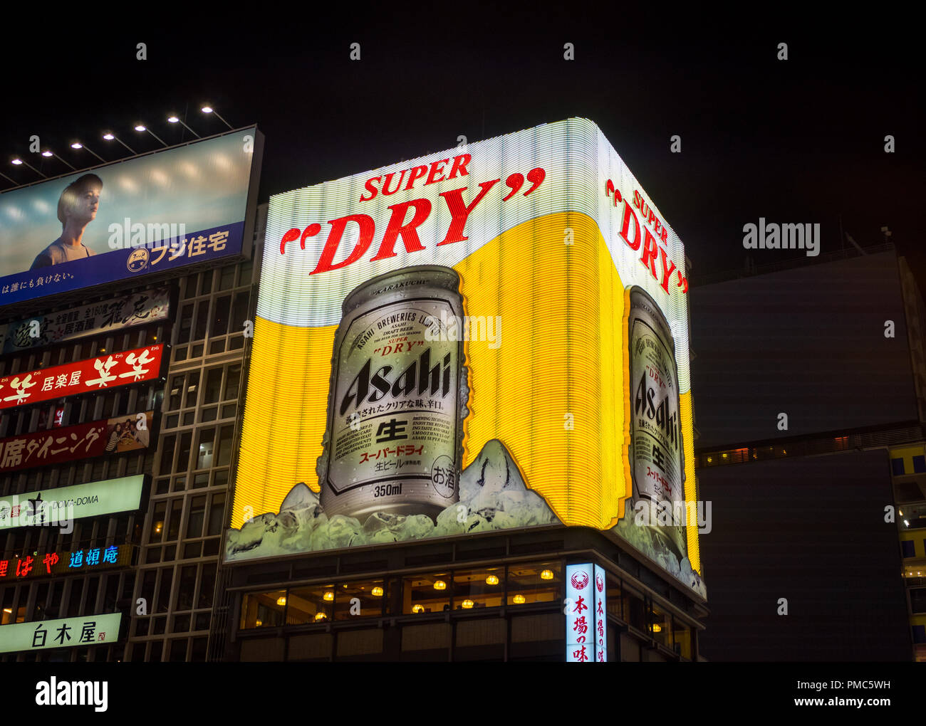 Die berühmten Asahi Super Dry Bier Leuchtreklame in der dotonbori Stadtteil von Osaka, Japan. Stockfoto