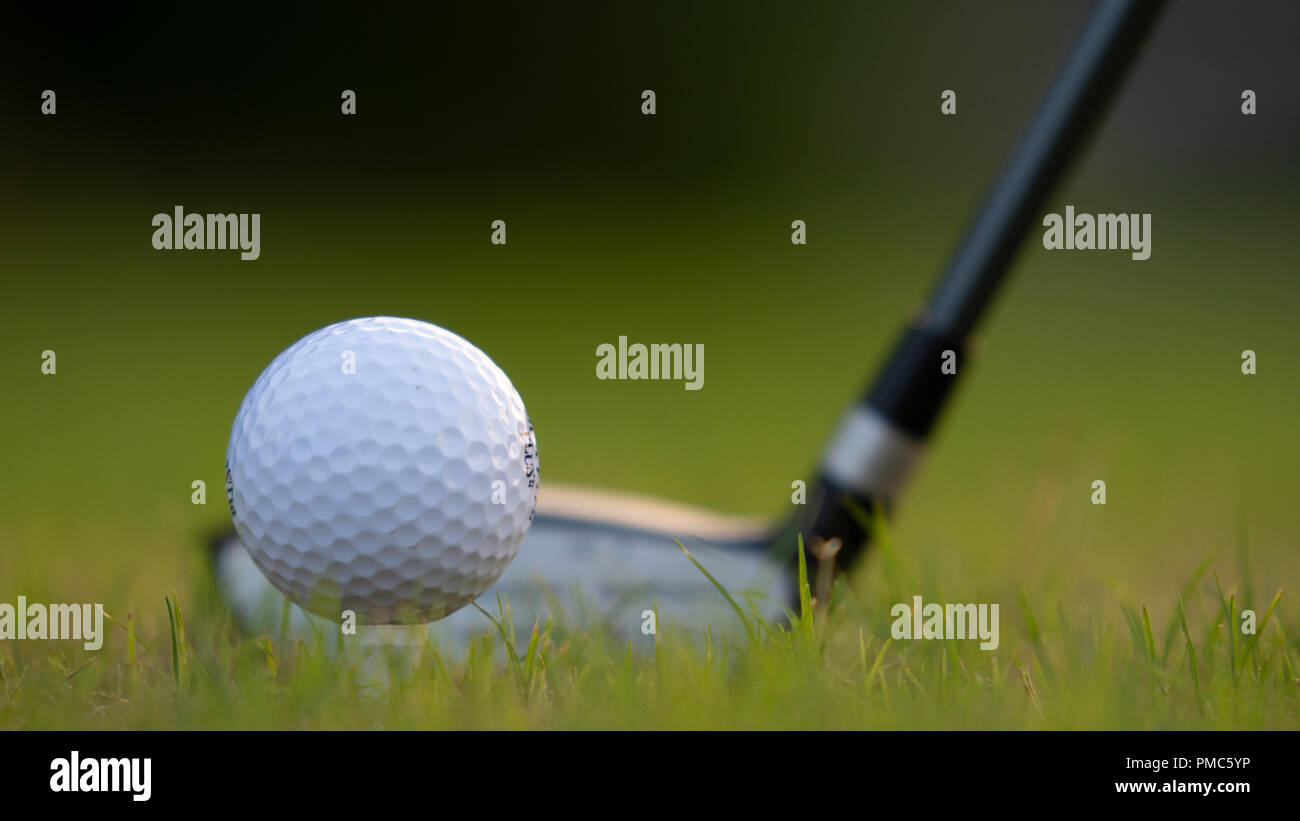 In der Nähe von Golf Ball am T-Stück mit drei Holz balanciert zu streiken. Stockfoto