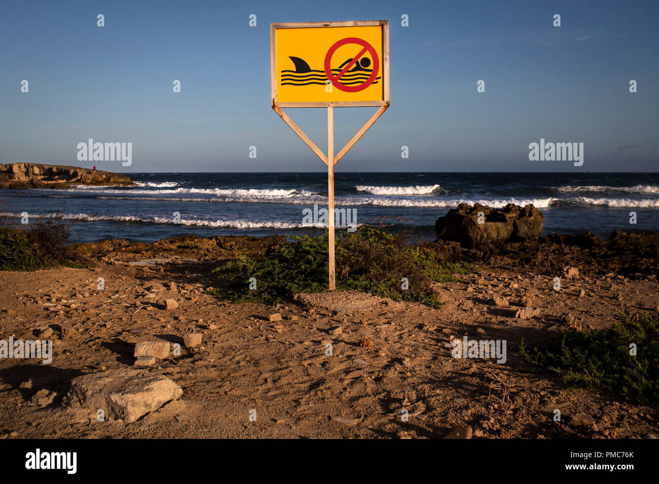 Ein Schild zur Abwehr Schwimmer gegen mögliche Haiattacken wird dargestellt in der Mission der Afrikanischen Union in Somalia (AMISOM) in Mogadischu, Somalia Stockfoto