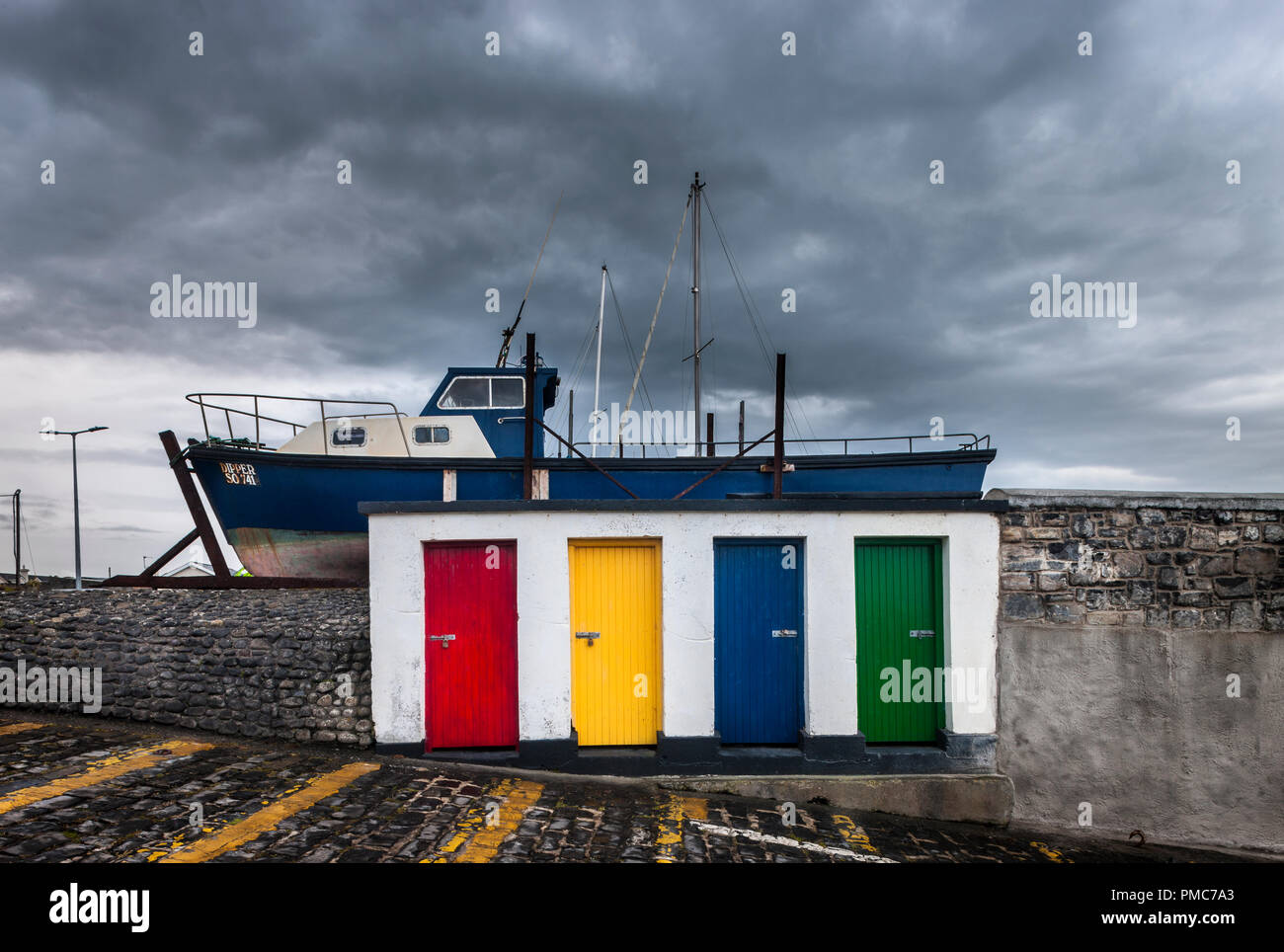 Enniscrone, Sligo, Irland. 08. Juli 2017. Türen auf der helling an der Enniscrone Pier Co Sligo, Irland Stockfoto