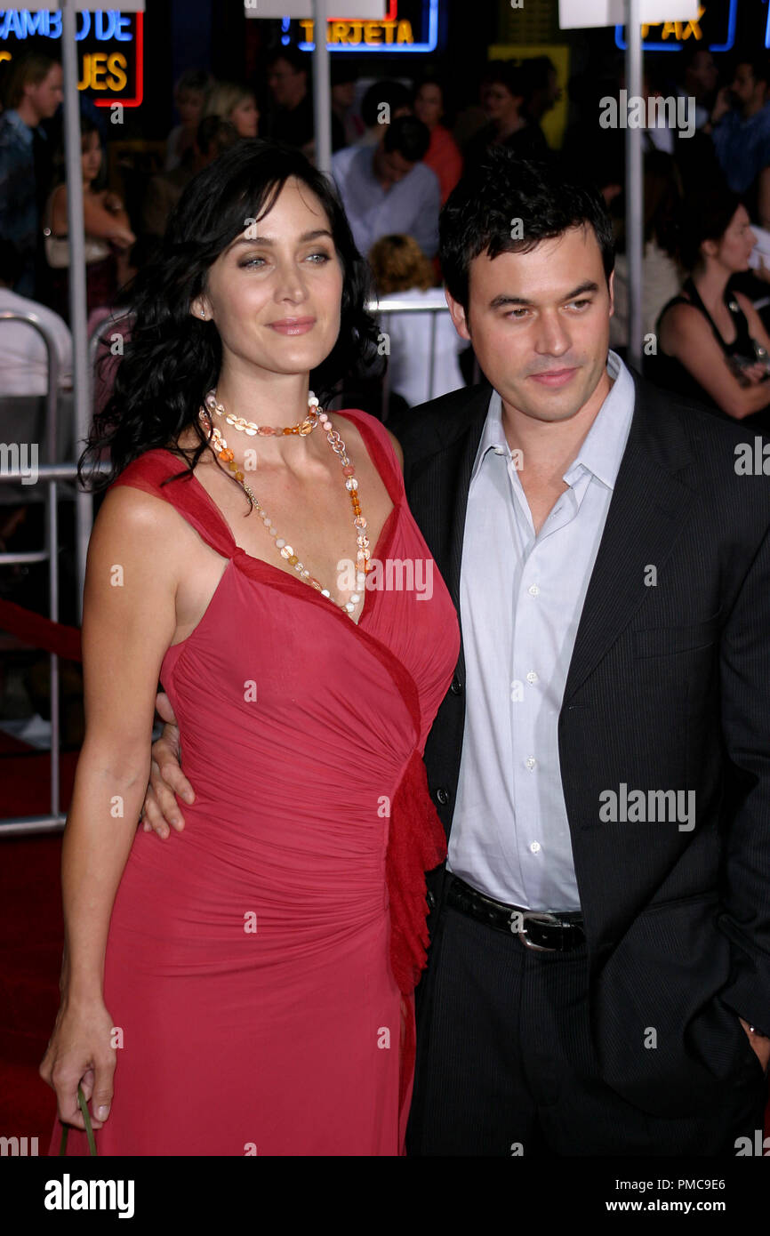 "Collateral" Premiere 8-2 -2004 Carrie-Anne Moss und Ehemann Steve Foto von Joseph Martinez/PictureLux Datei Referenz # 21918 0218 - picturelux nur für redaktionelle Verwendung - Alle Rechte vorbehalten Stockfoto