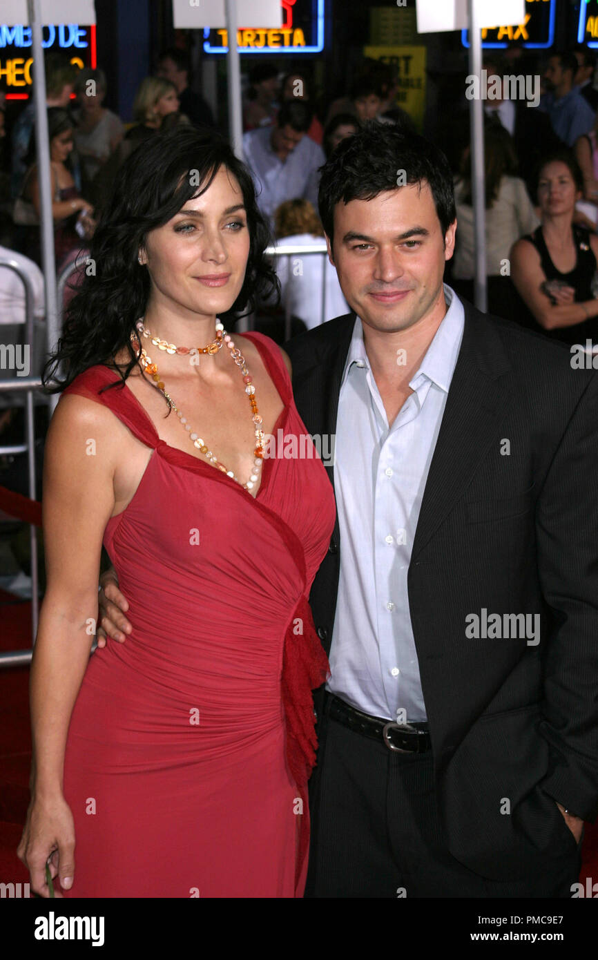 "Collateral" Premiere 8-2 -2004 Carrie-Anne Moss und Ehemann Steve Foto von Joseph Martinez/PictureLux Datei Referenz # 21918 0219 - picturelux nur für redaktionelle Verwendung - Alle Rechte vorbehalten Stockfoto