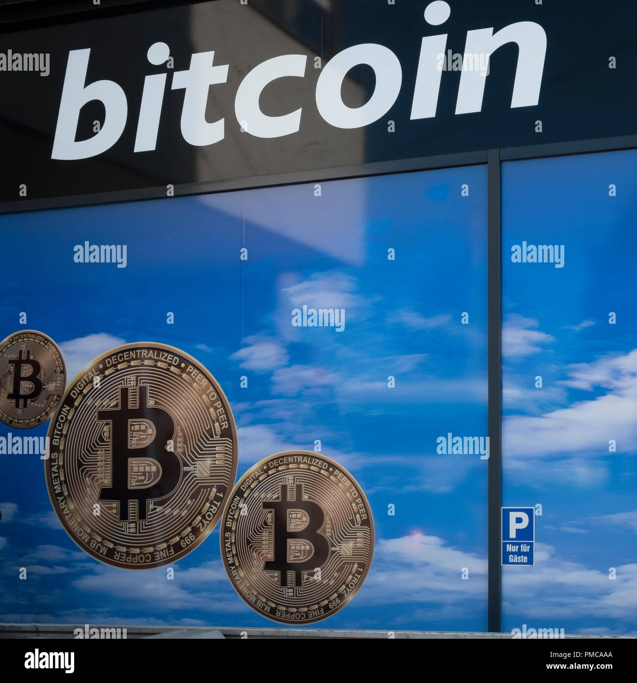 Bitcoin shop, Salzburg, Österreich. Parkplätze für Kunden nur Stockfoto