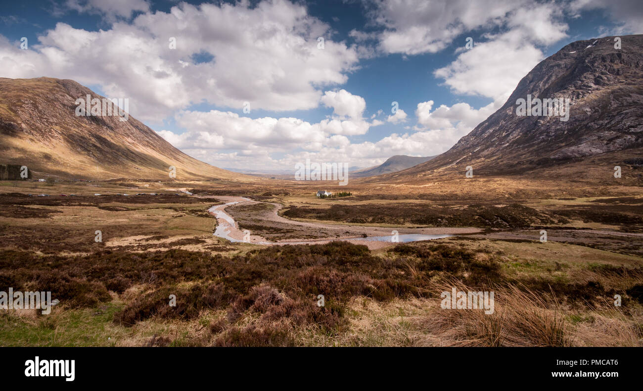 Lagangarbh Hütte steht neben dem Fluss Coupall unter den Bergen von Buachaille Etive Mor Beinn a' Chrulaiste in den westlichen Highlands von Schottland. Stockfoto