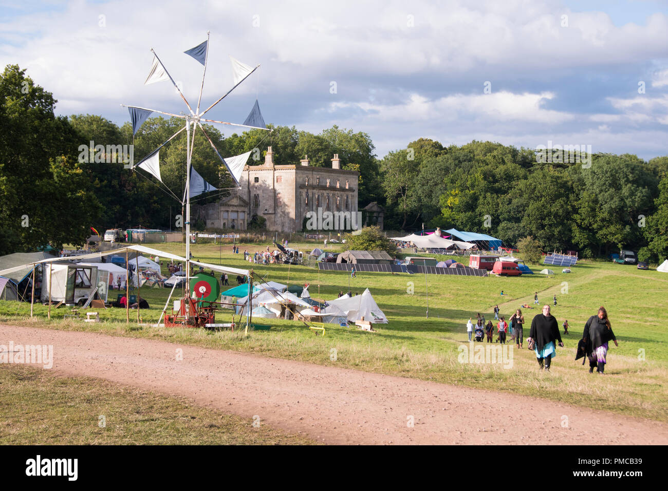 Newport, Wales - 23 Aug 16: Windkraftanlagen und Solaranlagen macht die eco-Festival, einschließlich einer Musik Bühne vor Piercefield House am 16. Aug. Stockfoto