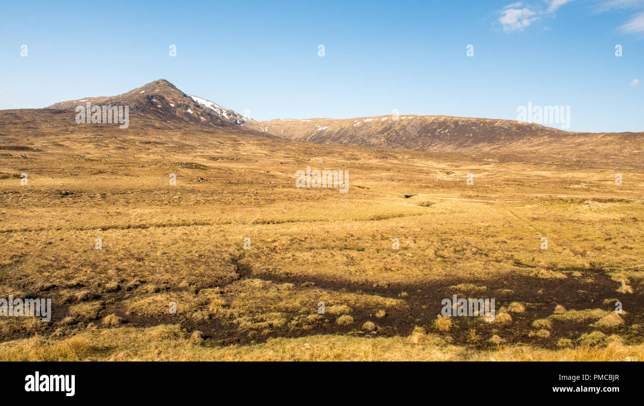 Der Berg Leum Uilleim, bekannt durch den Film Trainspotting, stieg von der desolaten Torf Wildnis des Rannoch Moor im westlichen Hochland o bog Stockfoto