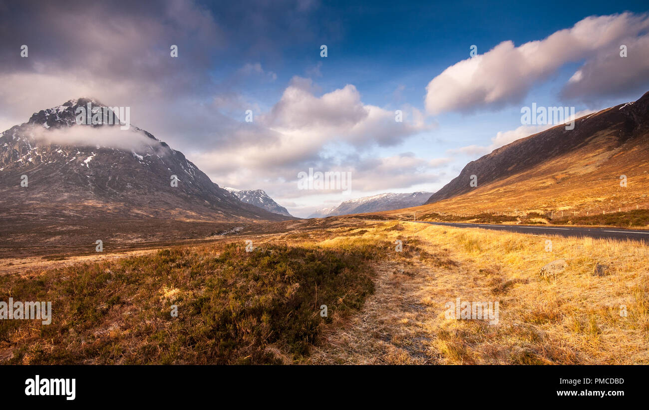 Die markante Berg Buachaille Etive Mor steigt aus den Torf Landschaft von Rannoch Moor über Glen Coe in den westlichen Highlands von Schottland Moor. Stockfoto