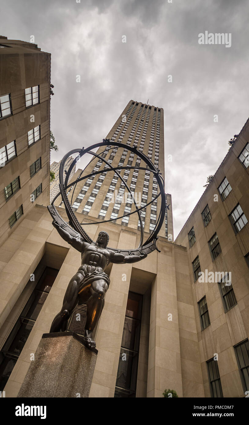 NEW YORK CITY - 5. AUGUST: Der Atlas ist eine Bronzestatue befindet sich neben dem Rockefeller Center, in Manhattans Fifth Avenue, 5. August 2018 in New Yo Stockfoto