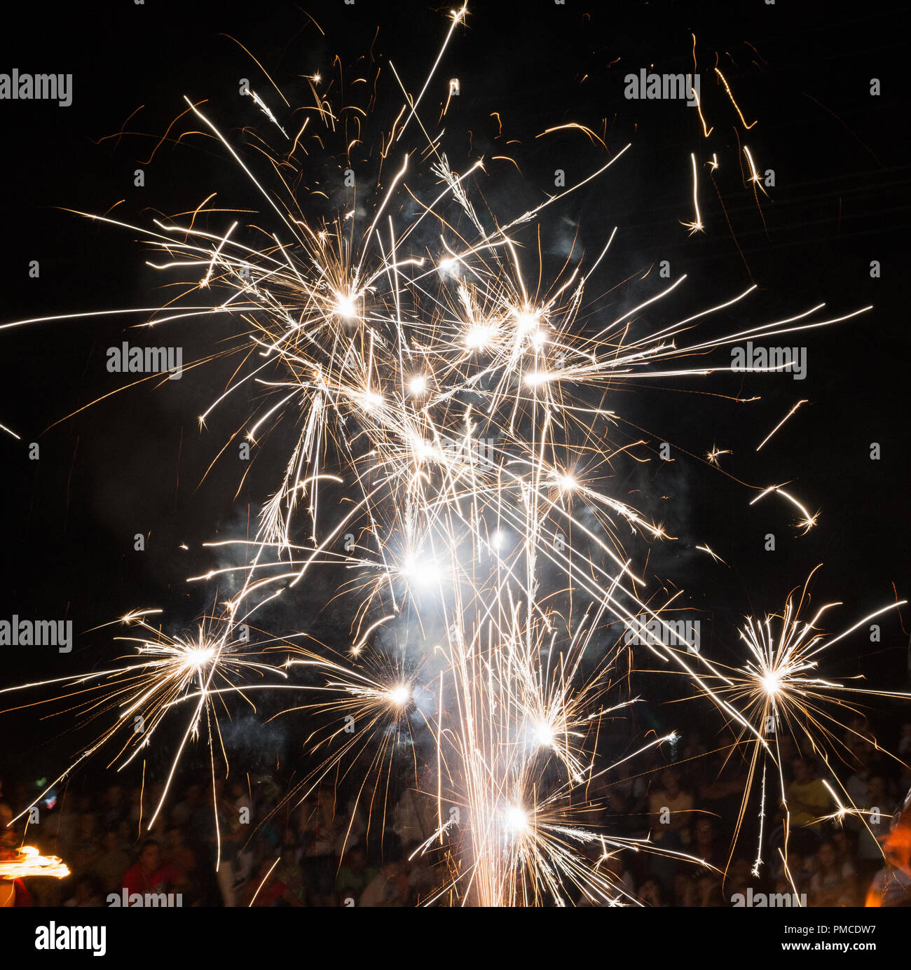 Funkelndes Feuerwerk mit brennenden Flamme in Bewegung. Stockfoto