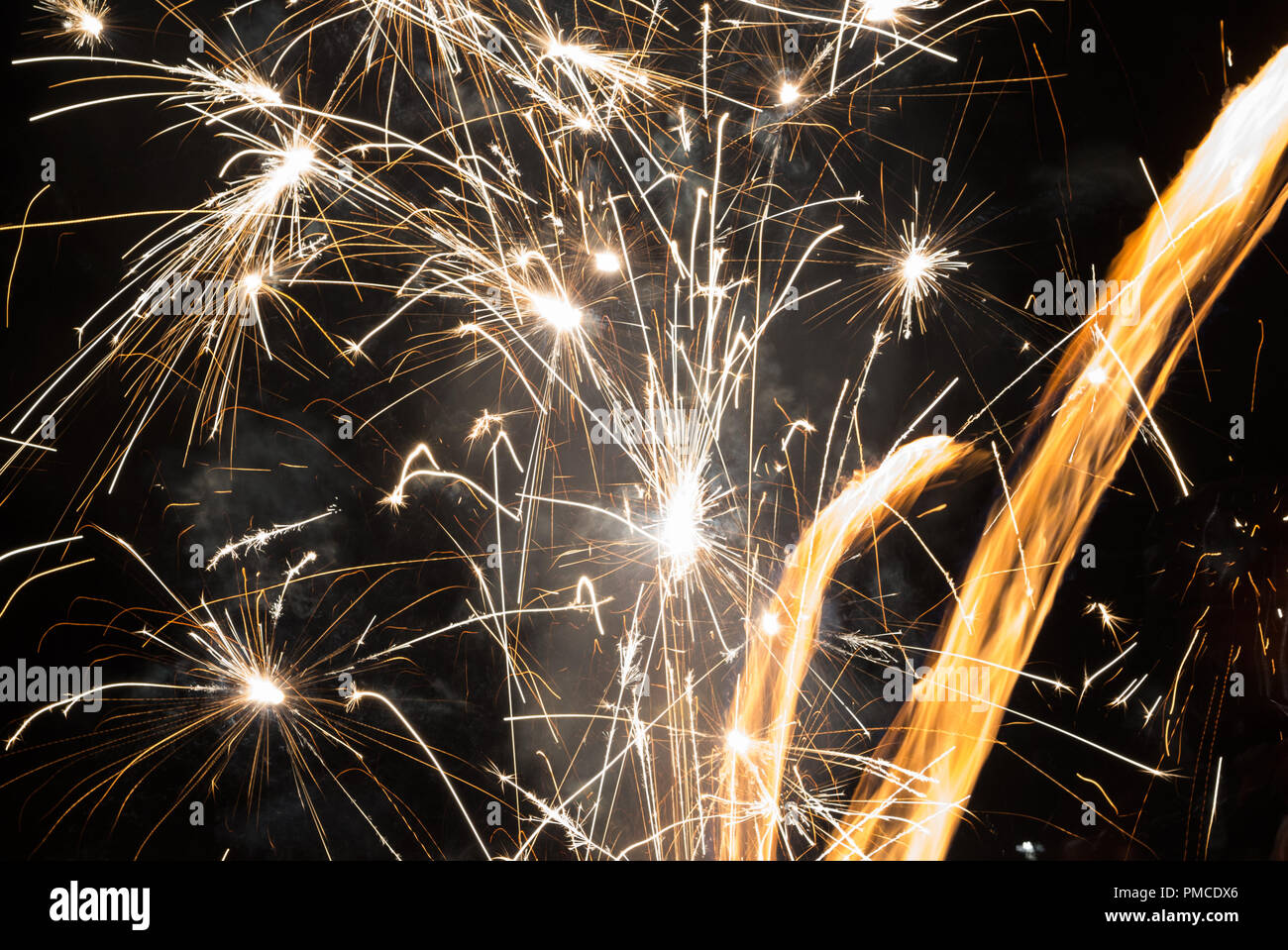 Funkelndes Feuerwerk mit brennenden Flamme in Bewegung. Stockfoto