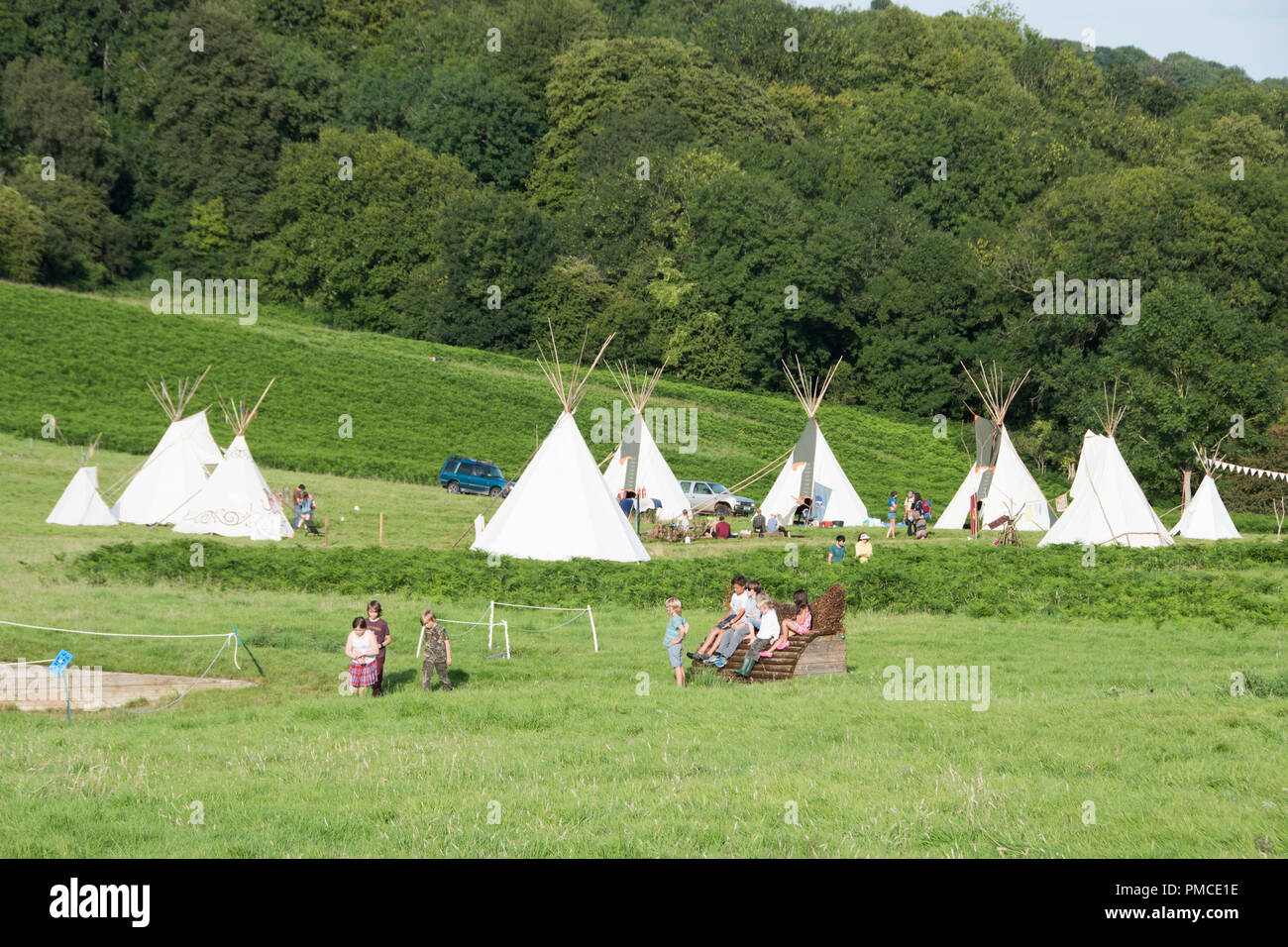 Newport, Wales - 16.August: Kinder spielen auf einem Pferd springen mit Blick auf einen Kreis von warf Tipis in teepee Tal am 16. August 2015 an die Grüne Sammeln F Stockfoto