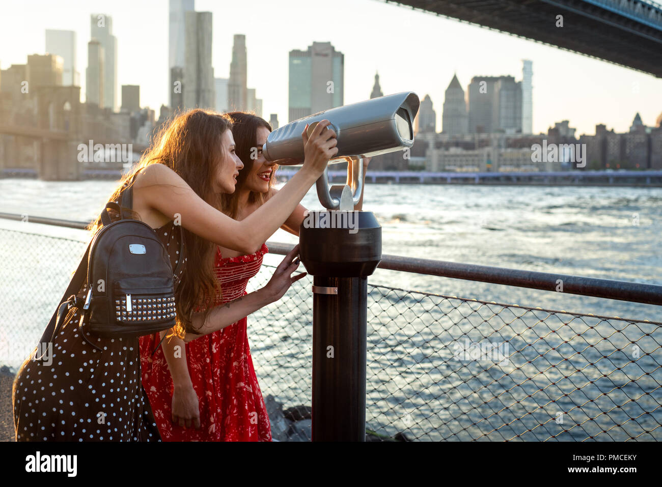 Weibliche Reisende Erkunden sie New York City mit öffentlichen Fernglas Stockfoto