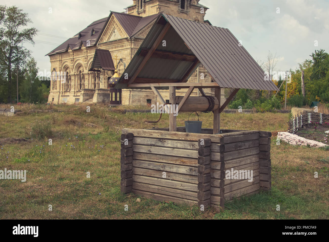 Die alten Brunnen für Wasser mit einem Deck, eine Schaufel und eine Kette, Stockfoto