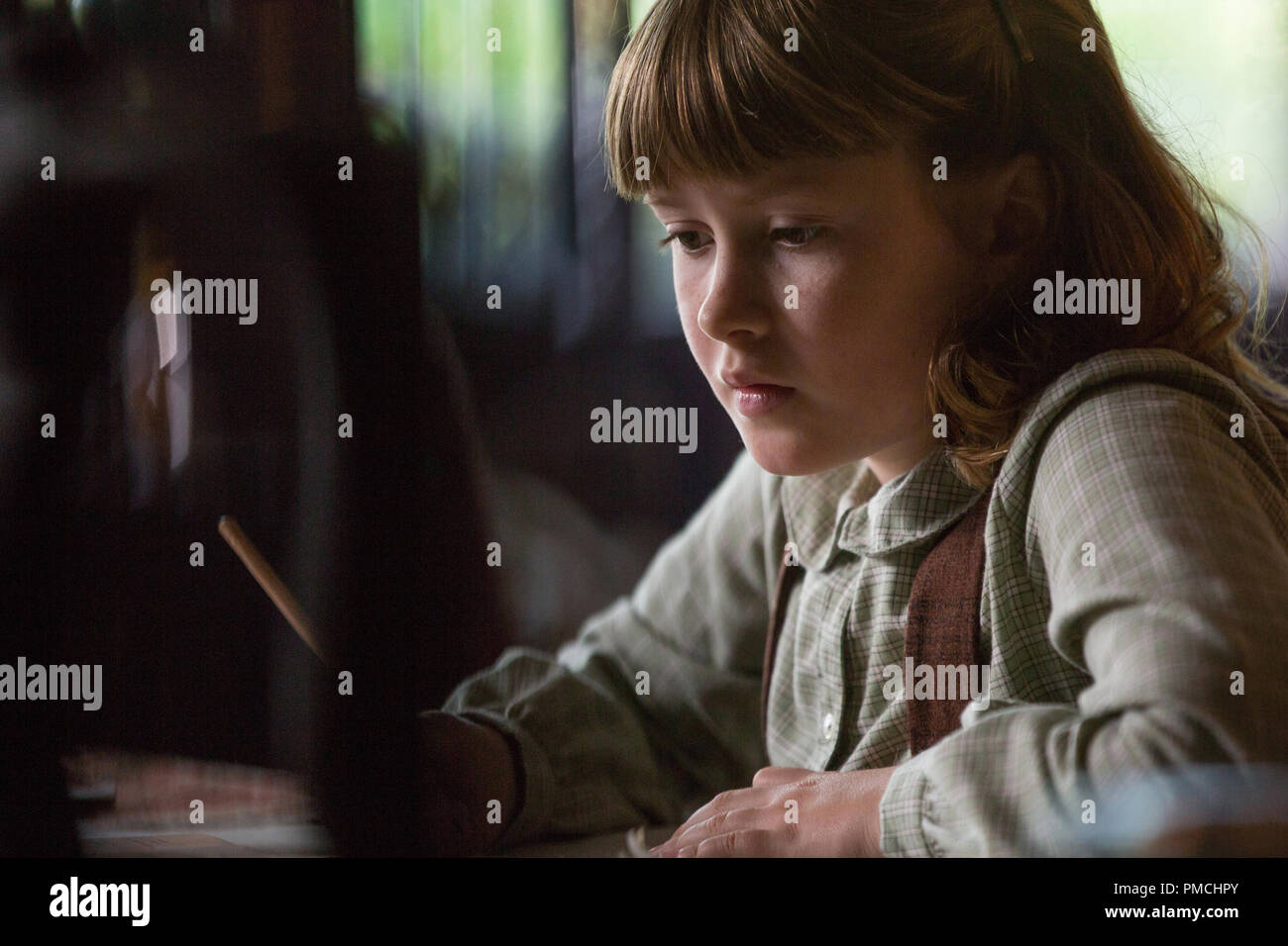 Bronte Carmichael spielt Madeline Robin, der abenteuerlustigen Tochter von Christopher Robinin Disney's heartwarming Live Action Film Christopher Robin. Stockfoto