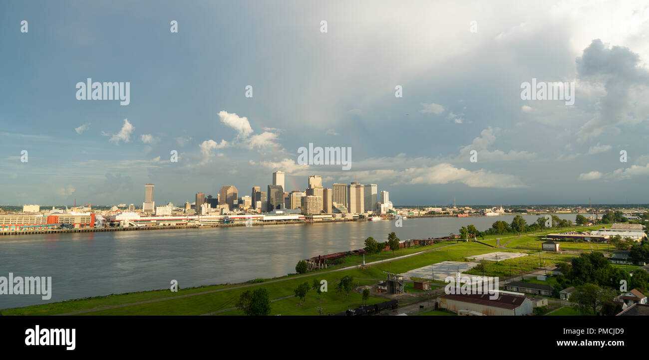 Bewölktem Himmel Starten nach einem Sturm einen Regenbogen hinter dem Gebäude von New Orleans, Louisiana zu löschen Stockfoto