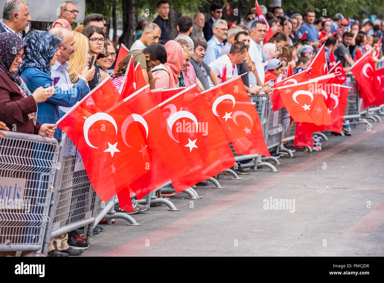 Unbekannter Leute beobachten, die militärische Parade an der Türkischen 30 August Tag des Sieges in Istanbul, Türkei, 30. August 2018 Stockfoto