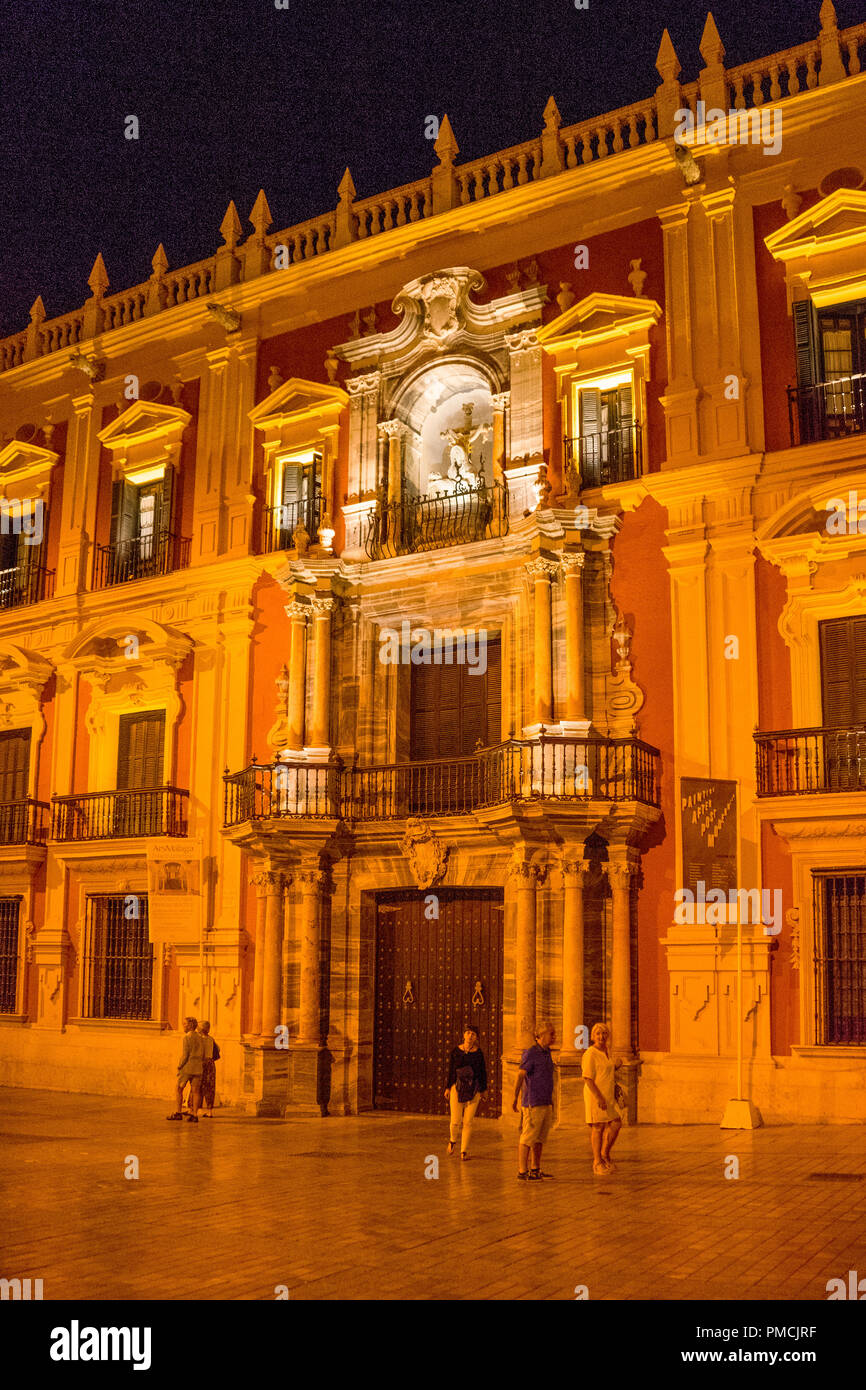 Spanien, Malaga - 24. Juni 2017: Gruppe von Personen vor dem Palast Episcopal BEI NACHT Stockfoto