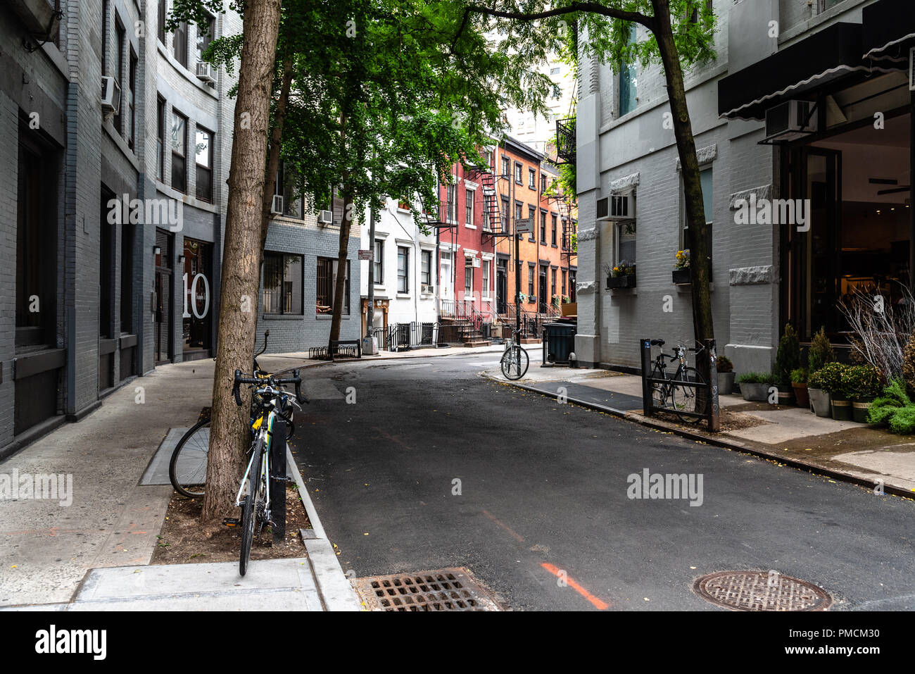 New York City, USA - 22. Juni 2018: Schöne Aussicht von historischen Häusern entlang Gay Street in Greenwich Village Stockfoto