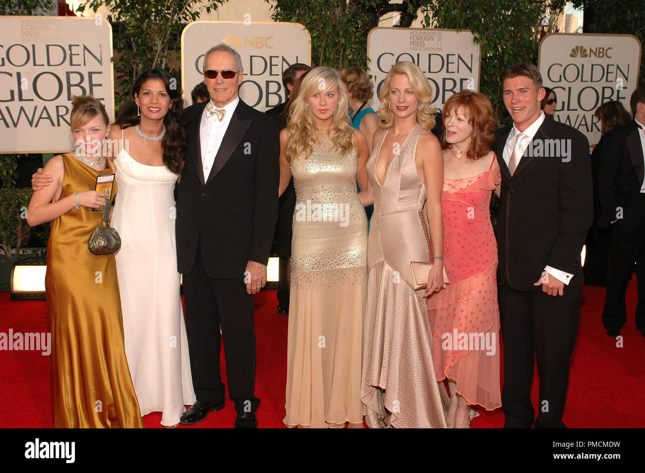 Ankunft am 'Golden Globe Awards - 62. jährlichen "Clint Eastwood mit Familie (L-R) Tochter Francesca Ruth, Frau Dina, Töchter Kathryn und Alison, Frances Fisher, unbekannter 1-16-2005 Datei Referenz Nr. 1080 123 PLX für redaktionelle Verwendung Stockfoto