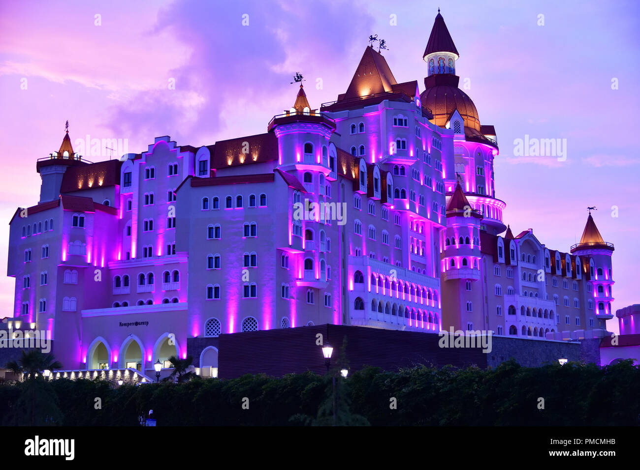 Sochi, Russland - 29. 2018. Hotel Bogatyr in Imereti Bay in Adler am Abend Stockfoto