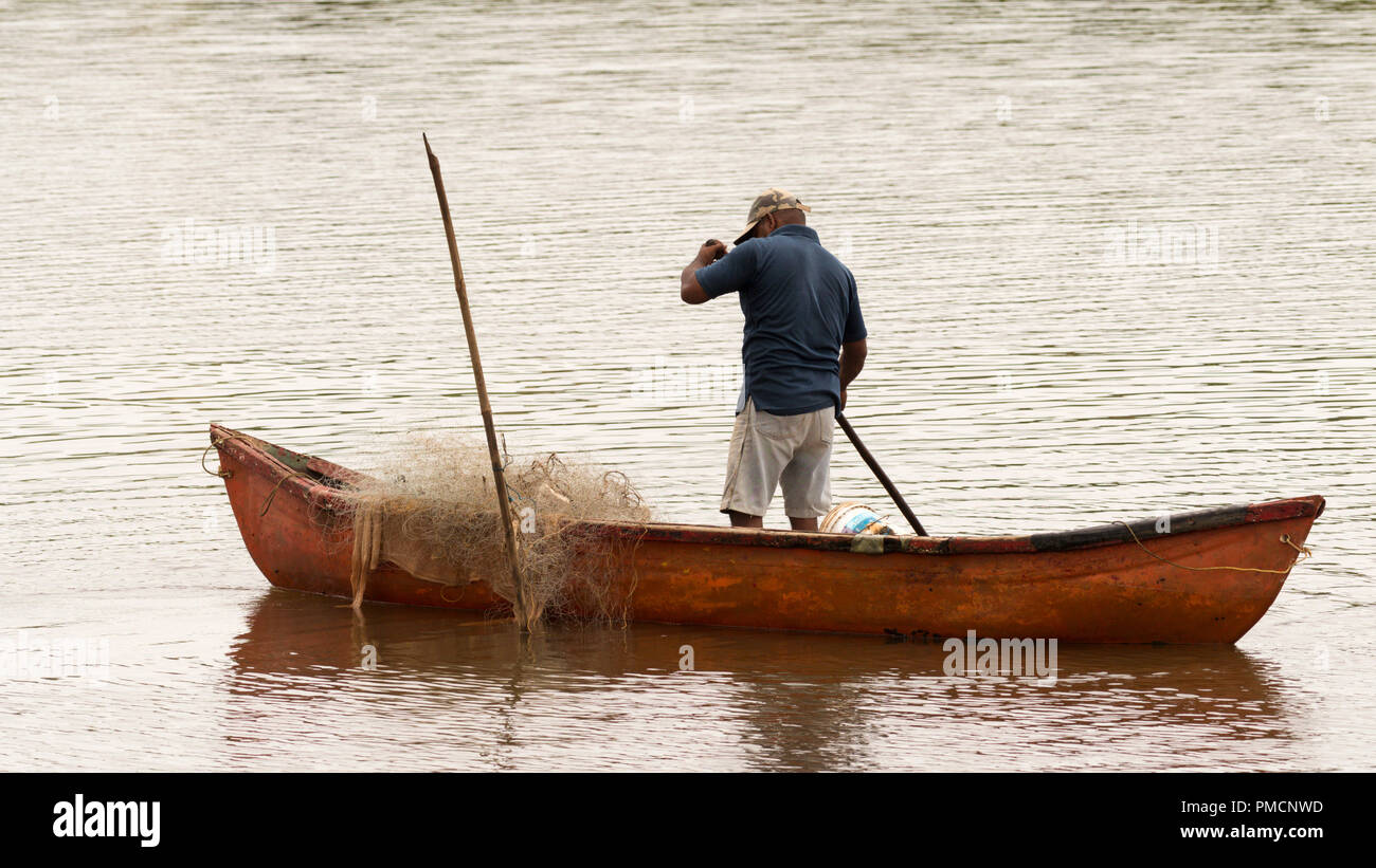 Goa, Indien - Juni 01, 2017: Ein unbekannter einheimischer Fischer wirft ein Netz über backwaters in Goa, Indien, am 01. Juni 2017 Stockfoto