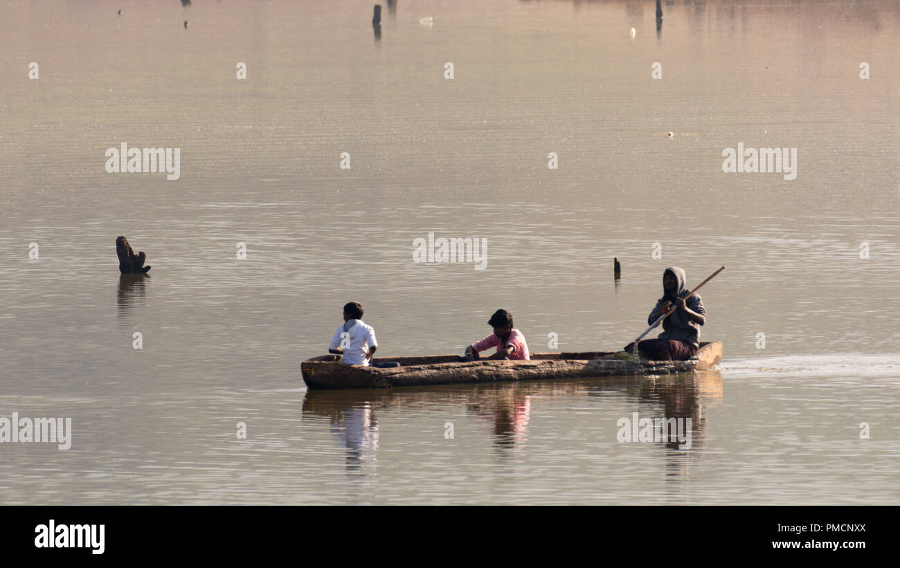 Kerala, Indien - 05.Mai 2017: Unbekannter lokaler Fischer ihre net an einem See in Kerala, Indien cast am 05 Mai, 2017 Stockfoto