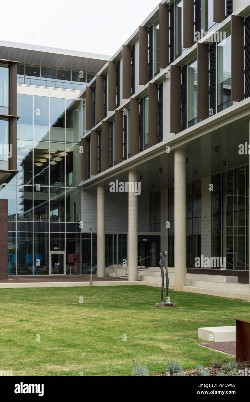 Die Learning Hub Gebäude, mit grünen Platz vor, Waterside Campus, Universität von Northampton, Northampton, Northamptonshire, Großbritannien Stockfoto