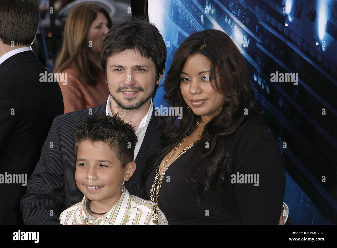 "Poseidon" (Premiere) Freddy Rodriguez mit seiner Frau Elsie und ihr Sohn Giancarlo 05-10-2006/Grauman's Chinese Theater / Hollywood, CA/Warner Brothers/Foto von Joseph Martinez - Alle Rechte vorbehalten File Reference # 22740 0008 PLX für redaktionelle Verwendung Stockfoto