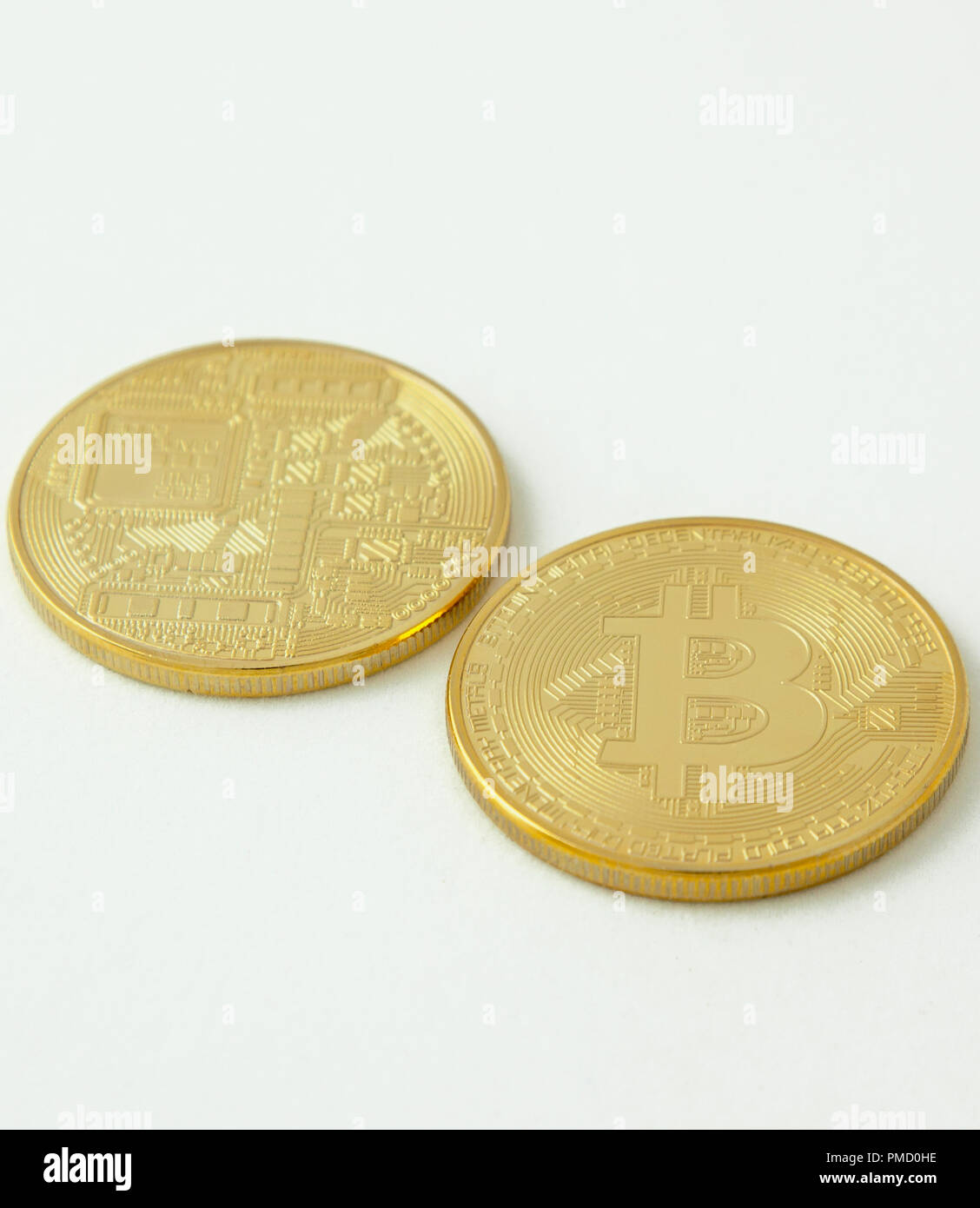 Finanzen, Geld, Bitcoin, gefälschte Goldmünzen mit dem bitcoin Logo. Stockfoto