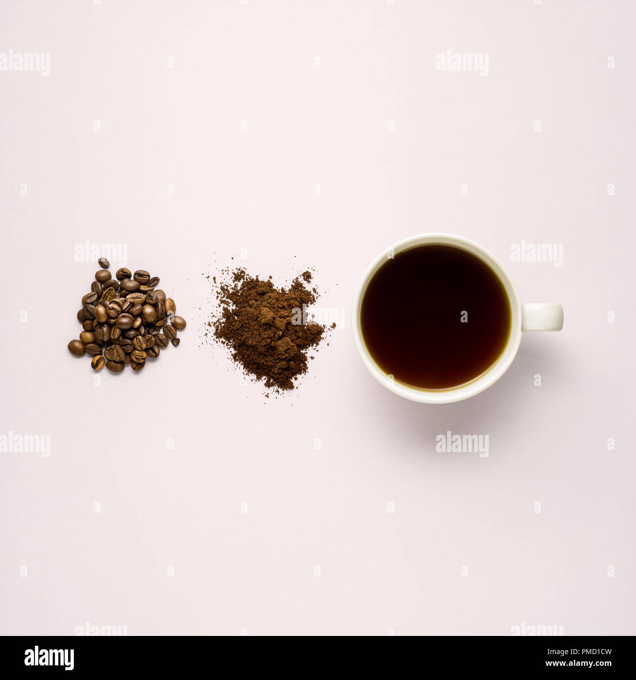 Kreatives Konzept Foto Tasse Bohnen und Instantkaffee auf grauem Hintergrund. Stockfoto
