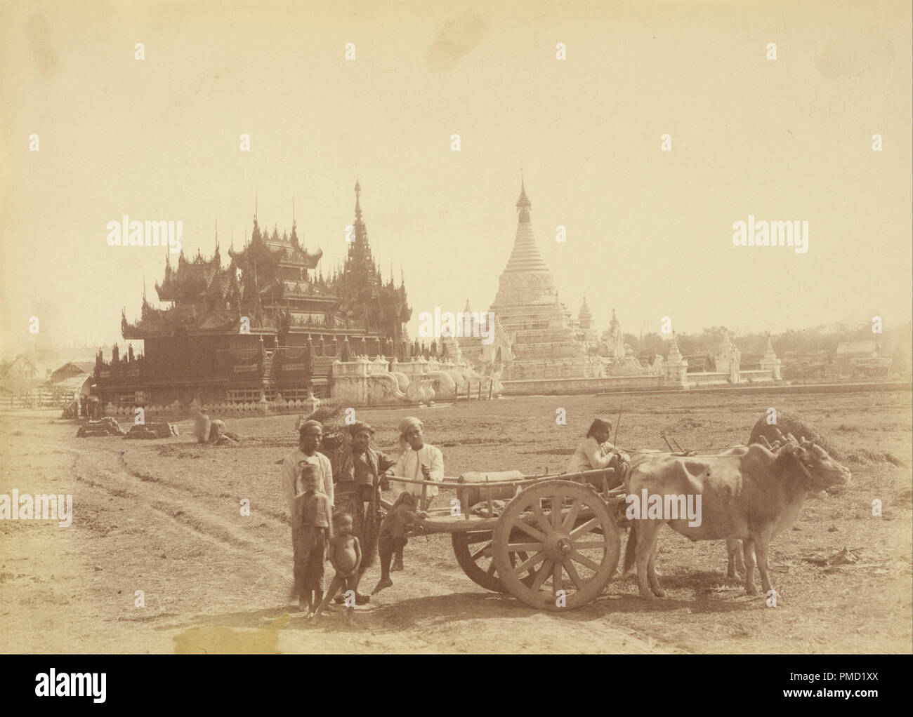 [Pagode und Kyaung vom Kapitän des Königs Thibaw Min Bodyguard] gebaut. Datum/Zeit: Ca. 1890. Drucken. Eiklar Silber. Höhe: 184 mm (7.24 in); Breite: 262 mm (10.31 in). Thema: Felice Beato. Stockfoto