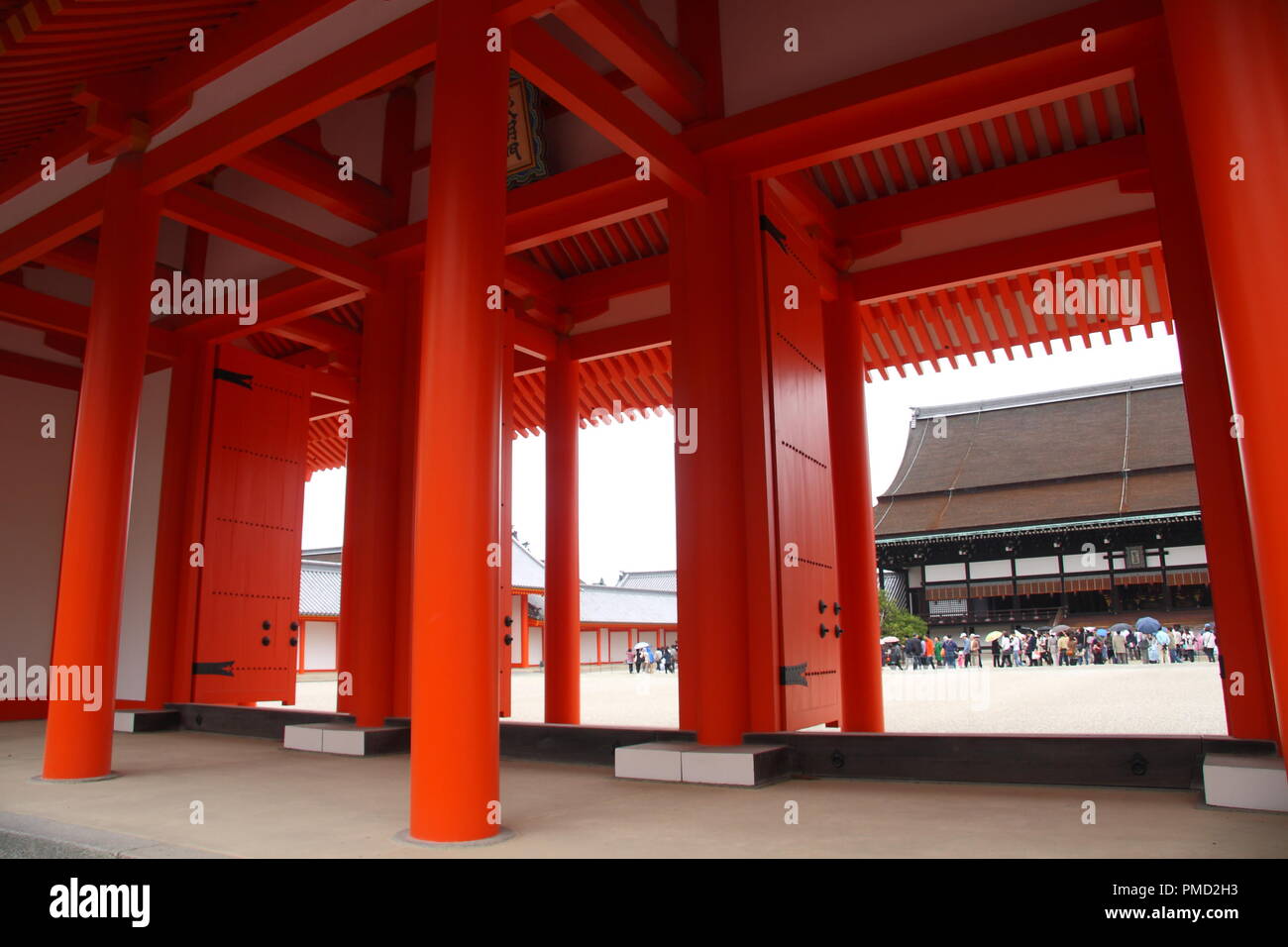 Farben von Japan: rote und weiße Architektur der Kaiserpalast in Kyoto Stockfoto