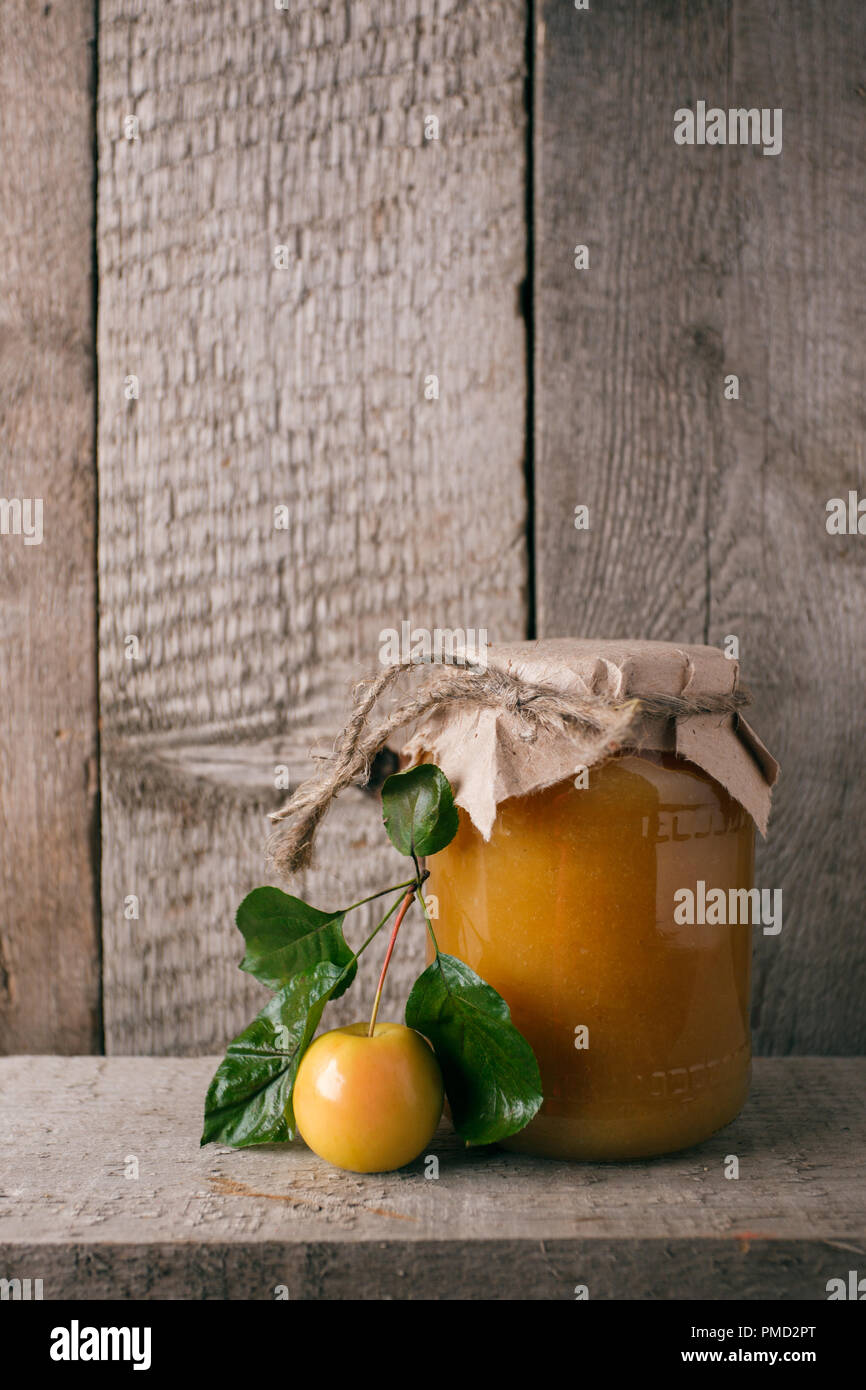 Canning zu Hause, jar mit Apple Jam. Herbst saisonal gebeizt. Herbst Home food erhalten oder canning Konzept Stockfoto