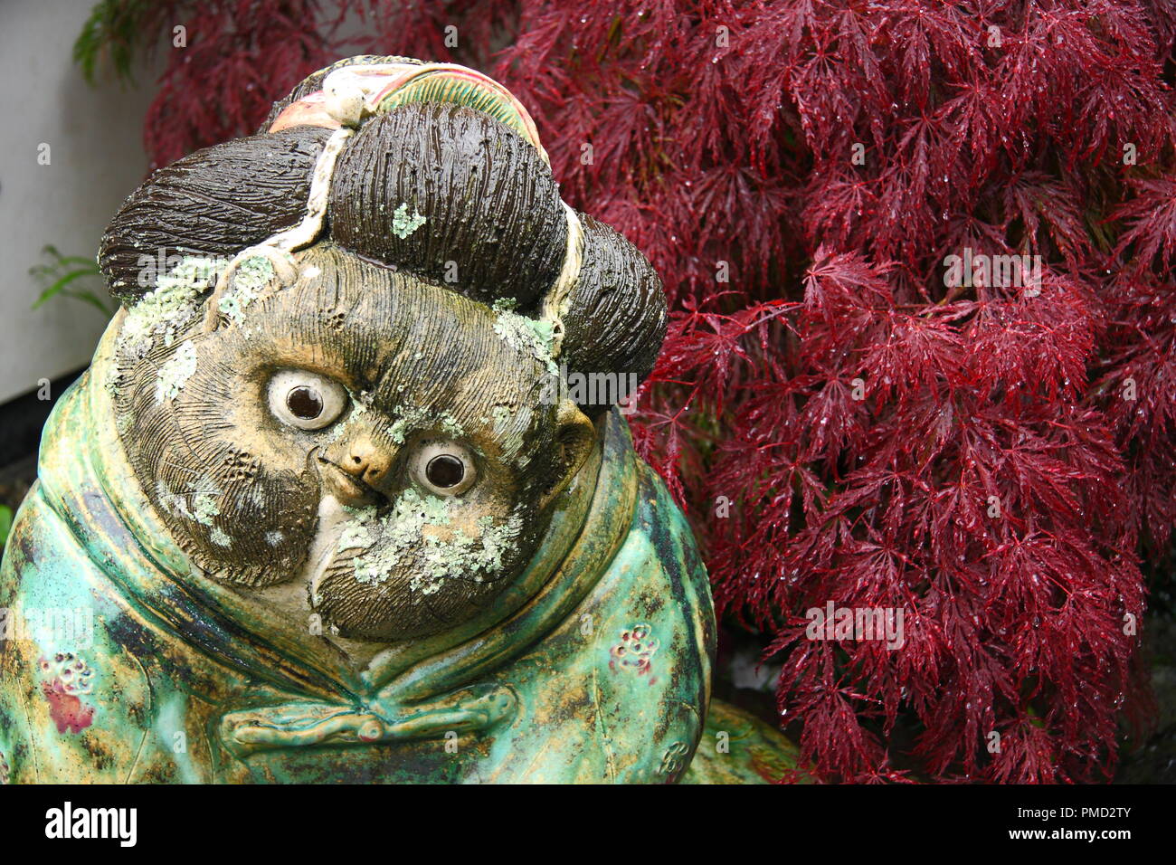 Alte hölzerne tanuki-Statue in Japan Stockfoto