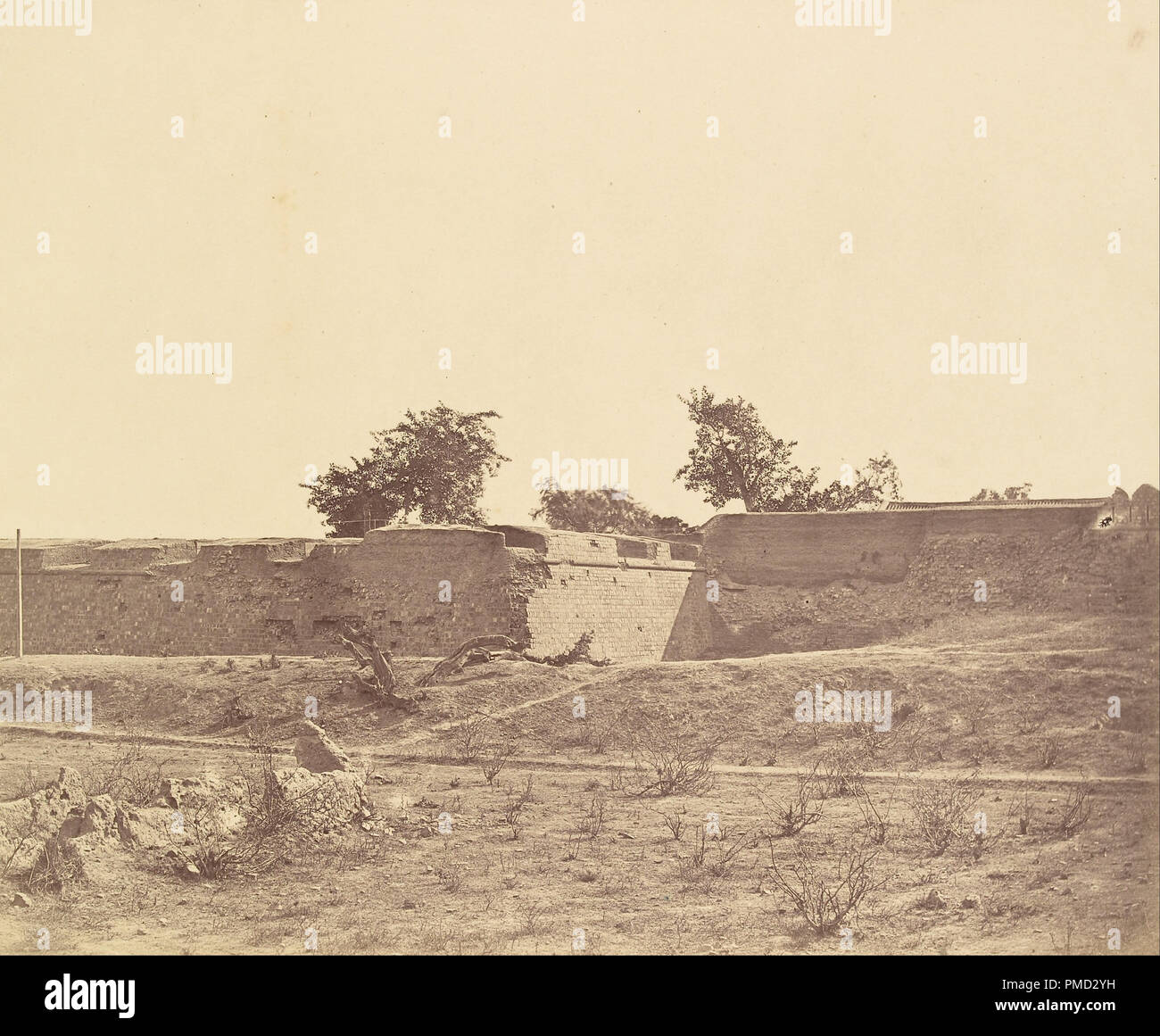 [Wasser Bastion und Verletzung]. Datum/Zeitraum: 1858. Drucken. Eiklar Silber. Höhe: 246 mm (9,68 in); Breite: 302 mm (11.88 in). Thema: Felice Beato. Stockfoto