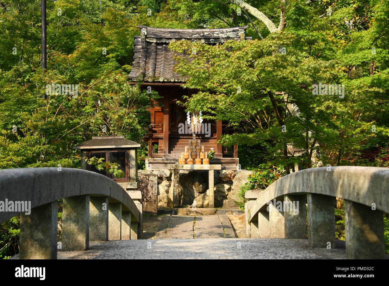 Kleine Shinto Schrein im japanischen Garten in Kyoto, Japan Stockfoto