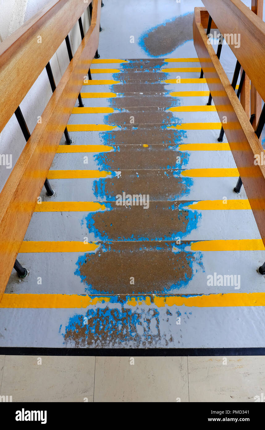 Abgenutzt Farbe auf lackiertem Beton Treppe Stockfoto