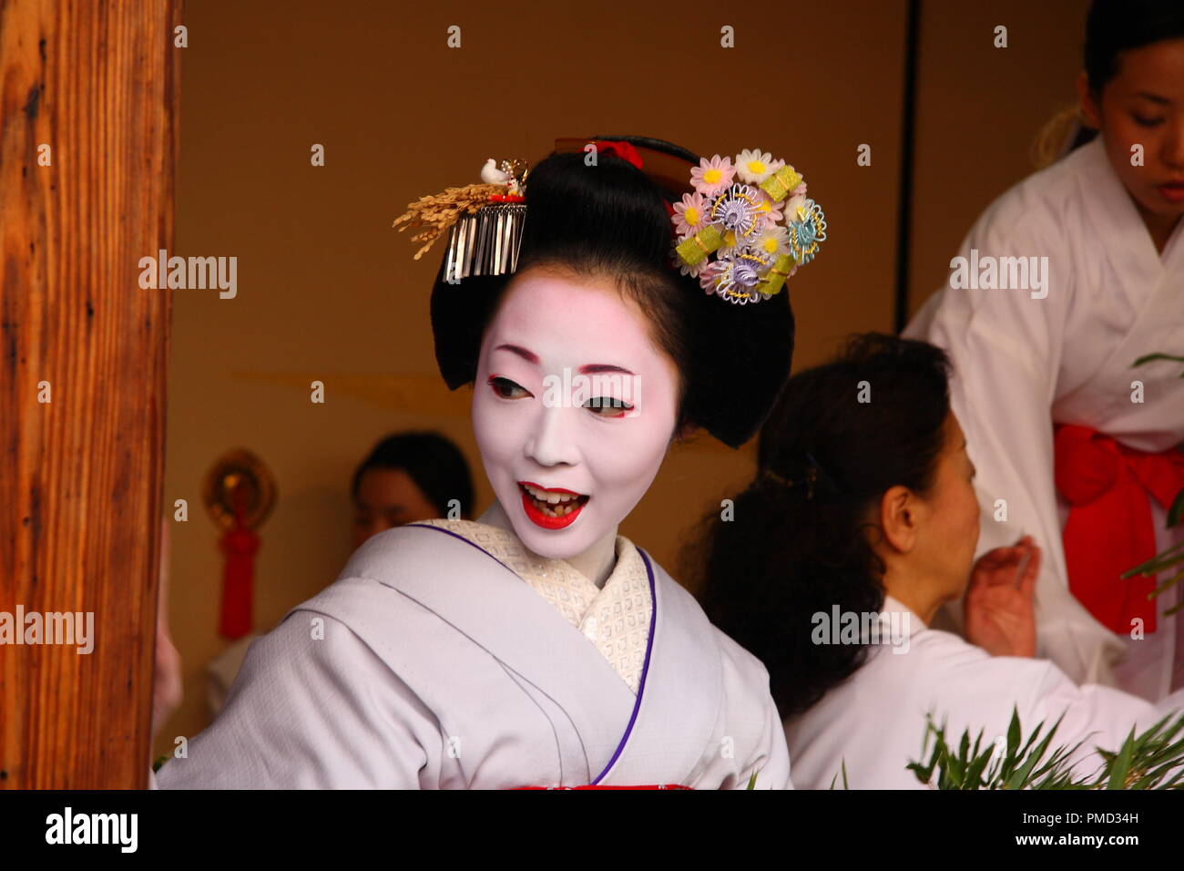 Japanischen Geisha nimmt auf einer traditionellen Zeremonie im Stadtteil Gion von Kyoto. Stockfoto