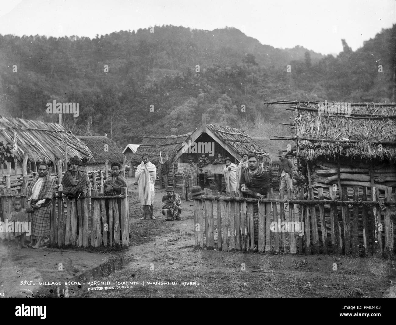 Village Szene, Koriniti (Korinth), Wanganui (sic) Fluss. Datum/Zeitraum: 1885. Gelatine trockenen Platte negative. Schwarze und weiße Gelatine Glas negativ. Autor: Alfred Burton. Stockfoto