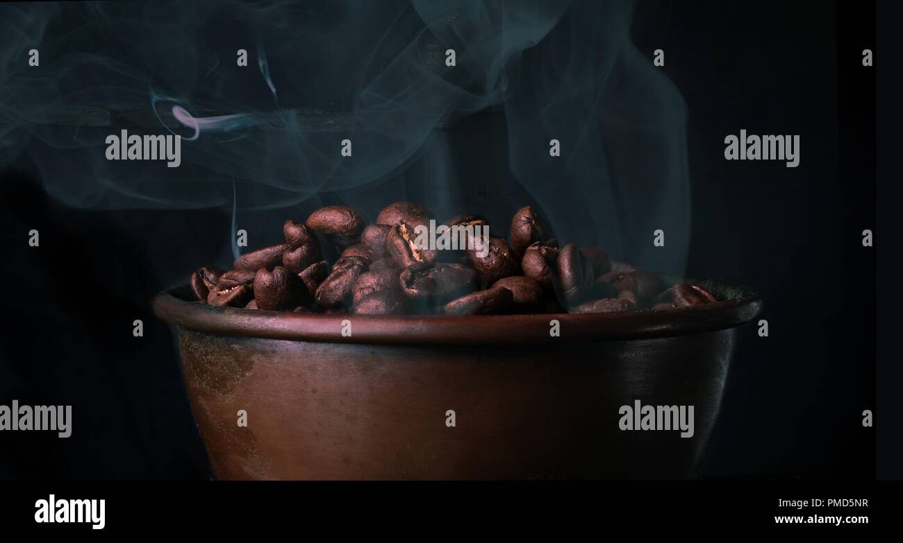 Frisch geröstete Kaffeebohnen Stockfoto