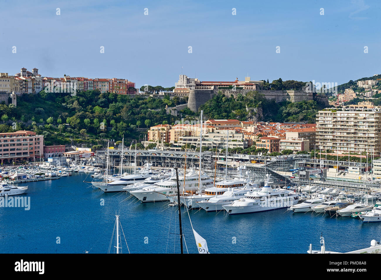 Monaco: Yachten und Boote im Hafen Herkules und den Felsen von Monaco im Hintergrund mit dem Prince Palace und Monaco Stadt (Französisch "monaco-ville) Stockfoto