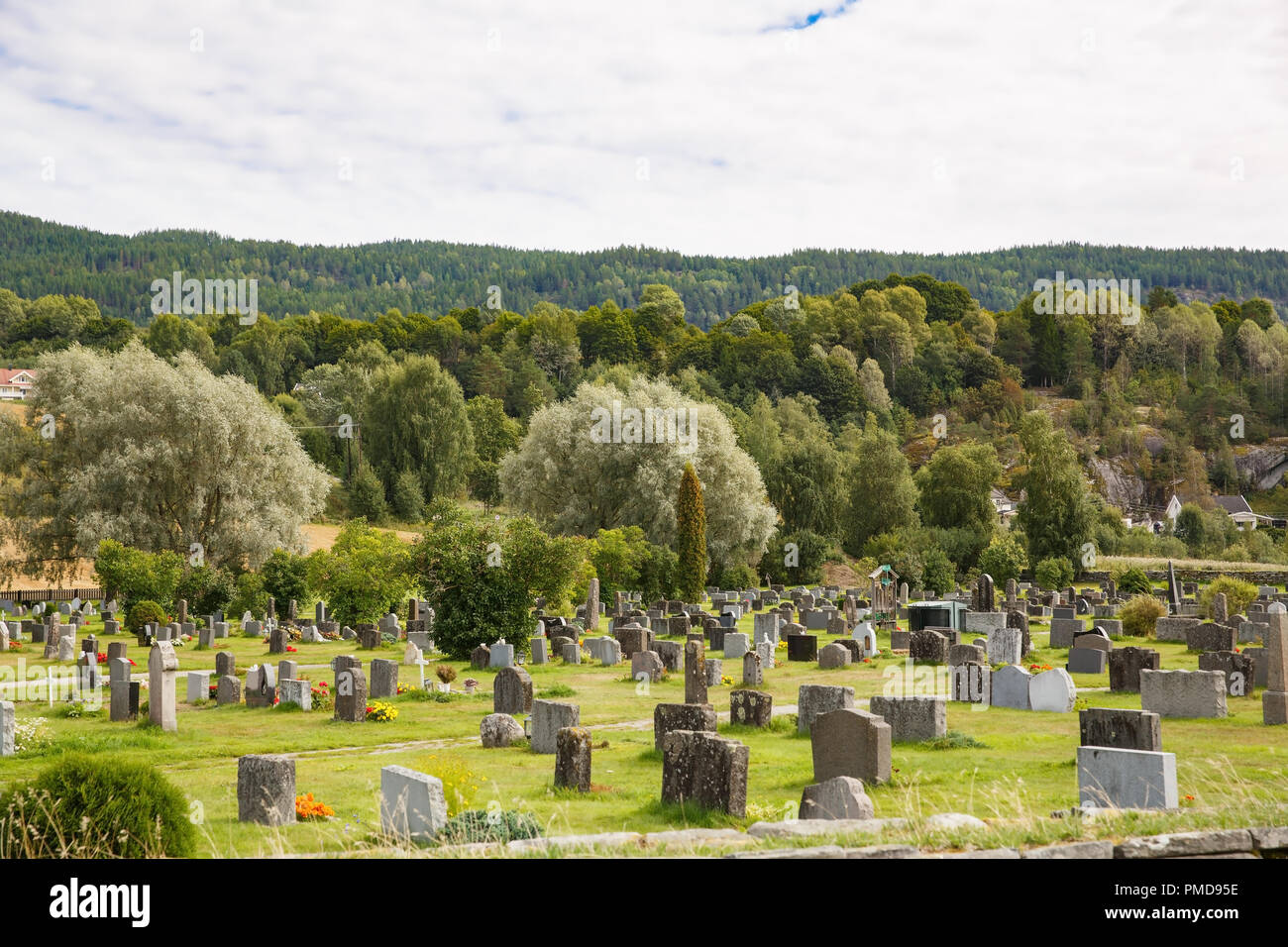 Heddal Dorf und alten Friedhof in Norwegen. Stockfoto