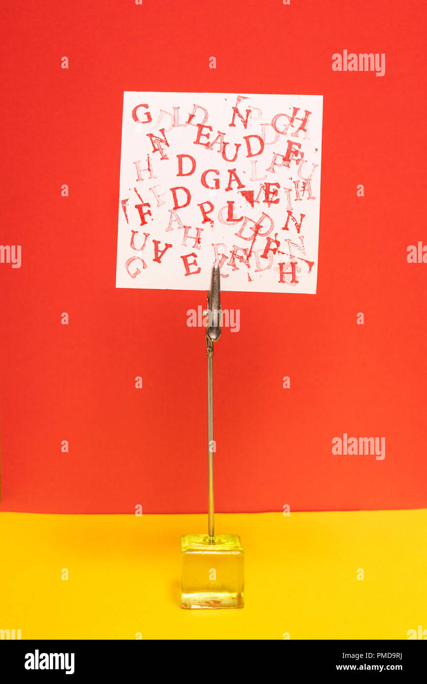 Buchstaben des Alphabets zufällig auf einem Blatt gedruckt Stockfoto