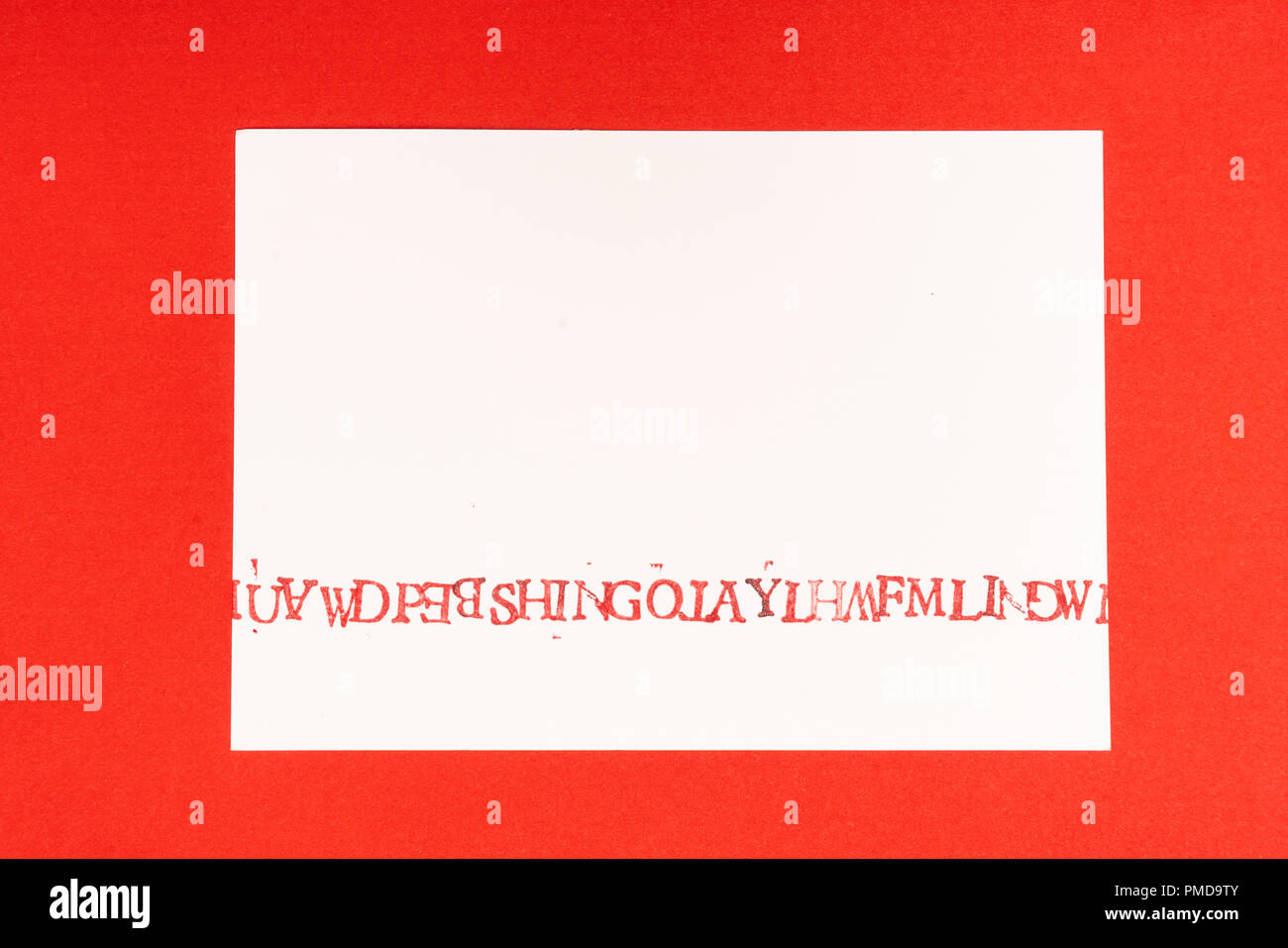 Buchstaben des Alphabets zufällig auf einem Blatt Papier ausgedruckt Stockfoto